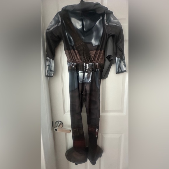 Disney Star Wars Mandalorian Boy’s Halloween Cosplay Costume.  Size 8-10T. - Picture 7 of 13